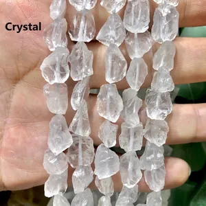 Detalle macro de cuentas de cristal de roca natural irregular para joyería DIY
