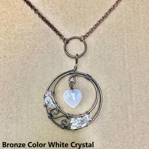Detail van handgemaakte hartvormige kristallen ketting in antiek brons look