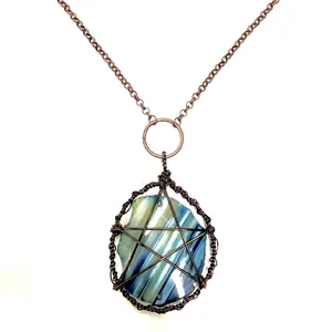 Collana artigianale in pietra di cristallo avvolta in filo con ciondolo pentacolo