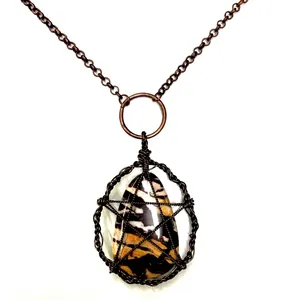 Collana artigianale in pietra naturale avvolta a mano con ciondolo a pentagramma