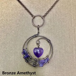 Detailweergave van handgemaakte koperdraad gewikkelde amethist hart hanger ketting.