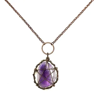 Collana fatta a mano in ametista con ciondolo a pentagramma in bronzo su sfondo bianco