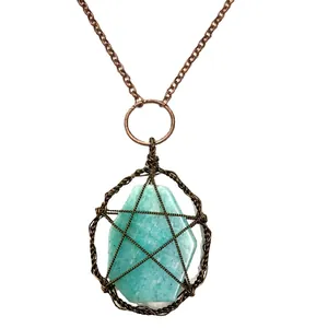 Collana fatta a mano con pietra turchese e pendente a pentagramma in bronzo su fondo bianco