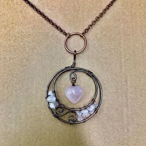 Bohemian handgemaakte draadgewikkelde halsketting met een roze hartsteen hanger
