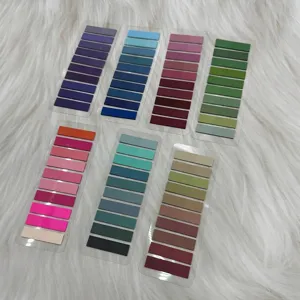 Detailansicht bunter PET-Index-Tabs mit Farbverlauf auf weichem weißem Hintergrund