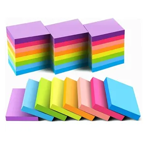 Gros plan sur des notes autocollantes fluorescentes multicolores aux tons néon vifs