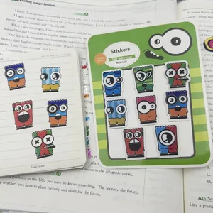 Detailweergave van PET-cartoonmonsterstickers op een vel en geplakt in een notitieboek