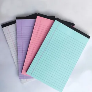 Vista detallada de blocs de notas rayados A5 de colores en tonos pastel azul y rosa