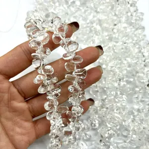 Detalle en primer plano de cuentas de cristal de roca natural para la creación de joyas de bricolaje