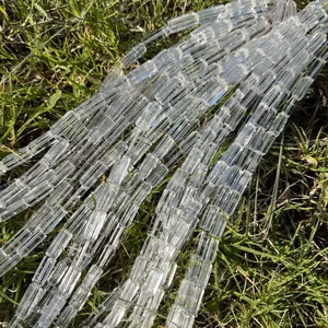 Detailopname van heldere rechthoekige natuurlijke kristallen kralen op groen grasveld