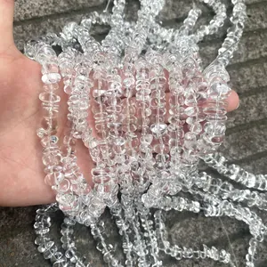 Primer plano detallado de cuentas de cuarzo transparente natural para crear joyería de DIY