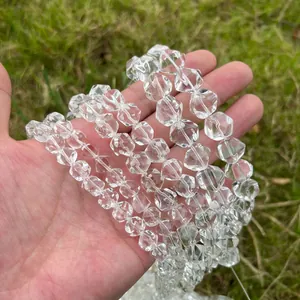 Detailopname van natuurlijke helderwitte kristallen facetkralen voor DIY-sieraden maken.