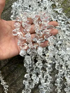 Detalle de cuentas de cristal de roca natural de Brasil para creación de joyas DIY
