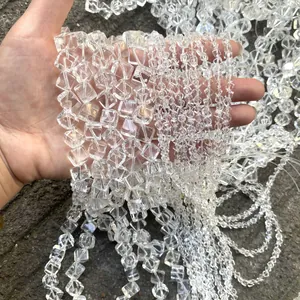 Detailopname van hoogwaardige heldere witte kristallen suikerklontjes voor DIY sieraden maken