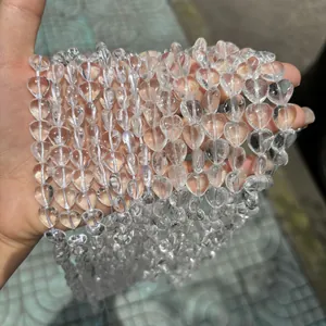Vue détaillée des perles de cristal de roche brésilien en forme de cœur pour bijoux DIY