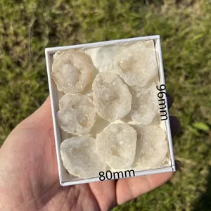 Vue détaillée de 8 spécimens de géodes d'agate naturelle dans un coffret de 96x80mm