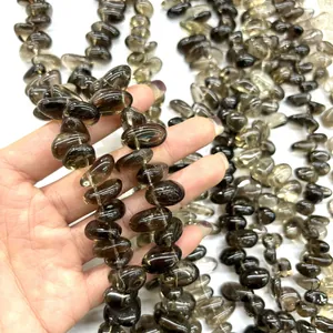 Detalle de cuentas de cuarzo ahumado natural con formas ovales para joyería DIY.