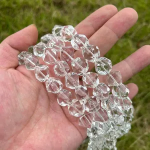 Macro-opname van heldere Braziliaanse kwartskralen met ruitvorm voor DIY-sieraden.