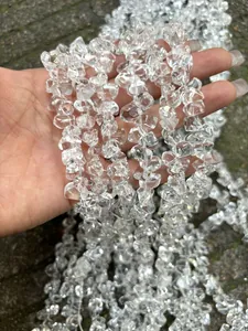 Detalle macro de cuentas irregulares de cristal de roca natural para joyería artesanal