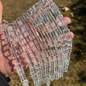 Makro-Detail von natürlichen klaren brasilianischen Bergkristall-Quadratperlen für DIY