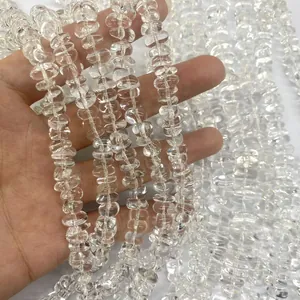 Primer plano de cuentas de cristal de roca natural de Brasil para creación de joyería DIY