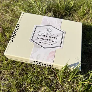 Vue détaillée du coffret de spécimens de minéraux avec dimensions sur l'herbe