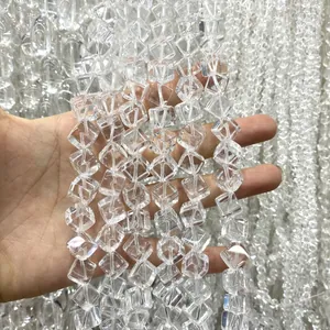 Detail van heldere natuurlijke Braziliaanse witte kristallen kubus kralen voor DIY