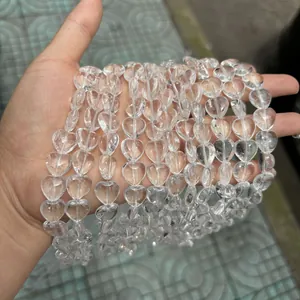 Vue détaillée de perles de cristal de roche naturel en forme de cœur pour bijoux DIY