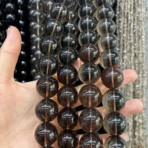Primer plano de cuentas redondas de cuarzo ahumado natural con transparencia