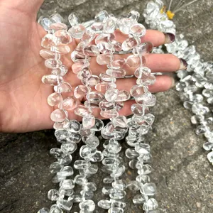 Primer plano de cuentas de gota de cuarzo transparente natural de calidad