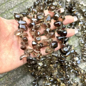 Vista macro detallada de cuentas de cuarzo ahumado facetadas irregulares para joyería DIY