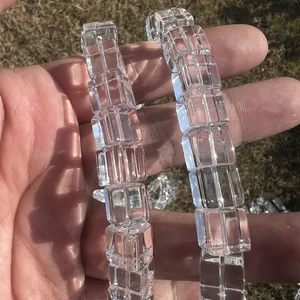 Nahaufnahme von klaren, quadratischen Bergkristallperlen für DIY-Schmuckprojekte.