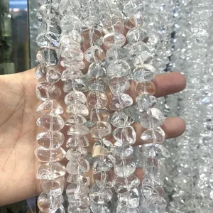 Primer plano de cuentas de cristal de roca natural de Brasil para creación de joyas