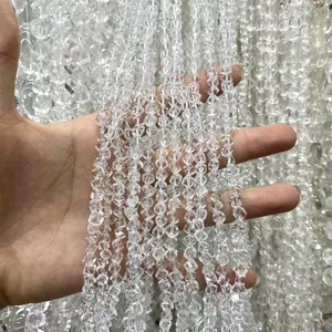 Detailopname van natuurlijke Braziliaanse heldere witte kristallen blokkralen