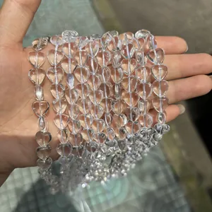 Gros plan de perles de cristal transparentes en forme de cœur pour bijoux