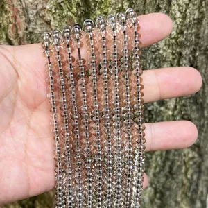 Detalle macro de cuentas de ábaco de cuarzo ahumado translúcido para hacer joyas DIY