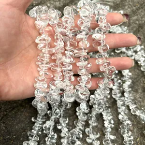 Primer plano de cuentas de cristal de roca natural de alta claridad para joyería DIY