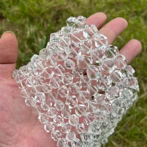 Macro weergave van helder geslepen ruitvormige Braziliaanse kristallen kralen voor DIY