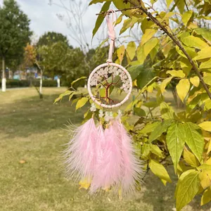 Handgefertigter rosa Lebensbaum Traumfänger mit Naturkristallen und weichen Federn