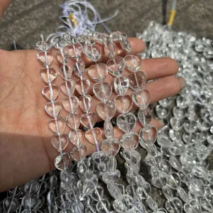 Vue macro de perles de quartz transparentes en forme de cœur pour la création de bijoux DIY