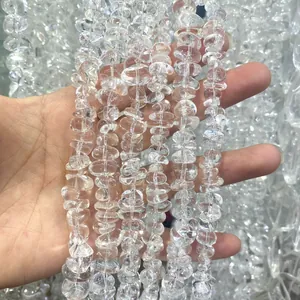 Detalle de cuentas de cuarzo transparente de alta calidad para creación de joyas DIY.