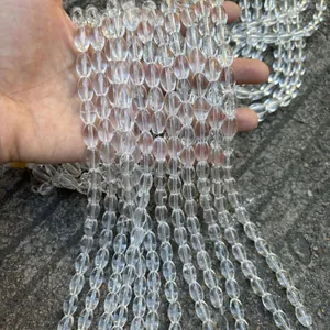 Close-up van natuurlijke bergkristal kralen in olijfvorm voor DIY sieraden maken