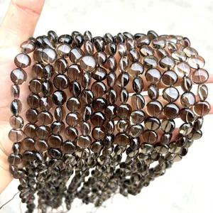 Primer plano detallado de cuentas redondas planas de cuarzo ahumado natural para joyería DIY