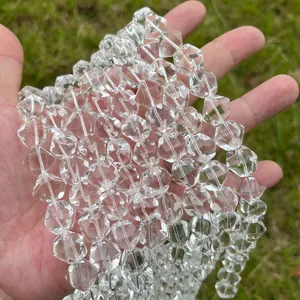 Macro-opname van heldere gefacetteerde kwarts ruitvormige kralen voor sieraden maken