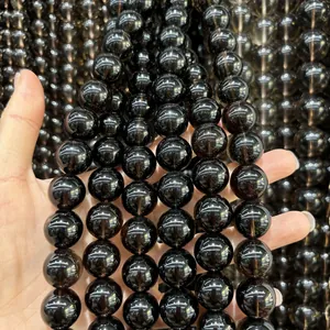Vista de cerca de cuentas redondas de cuarzo ahumado translúcido natural para joyería DIY
