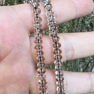Primer plano de cuentas de ábaco de cuarzo ahumado natural con claridad y textura.