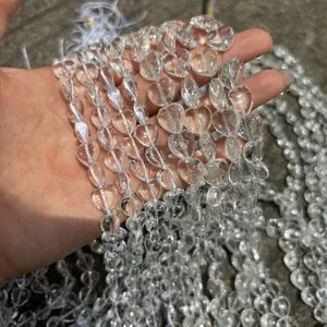 Gros plan de perles de cristal blanc en forme de cœur pour bijoux DIY