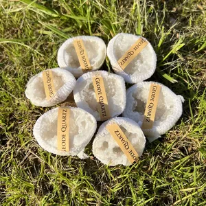Gros plan de sept spécimens de quartz géode blanc naturel avec étiquettes brunes