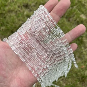 Close-up van transparante rechthoekige kristallen kralenstrengen voor doe-het-zelf sieraden