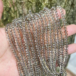 Vista detallada de cuentas espaciadoras de cuarzo ahumado natural de Brasil para joyería